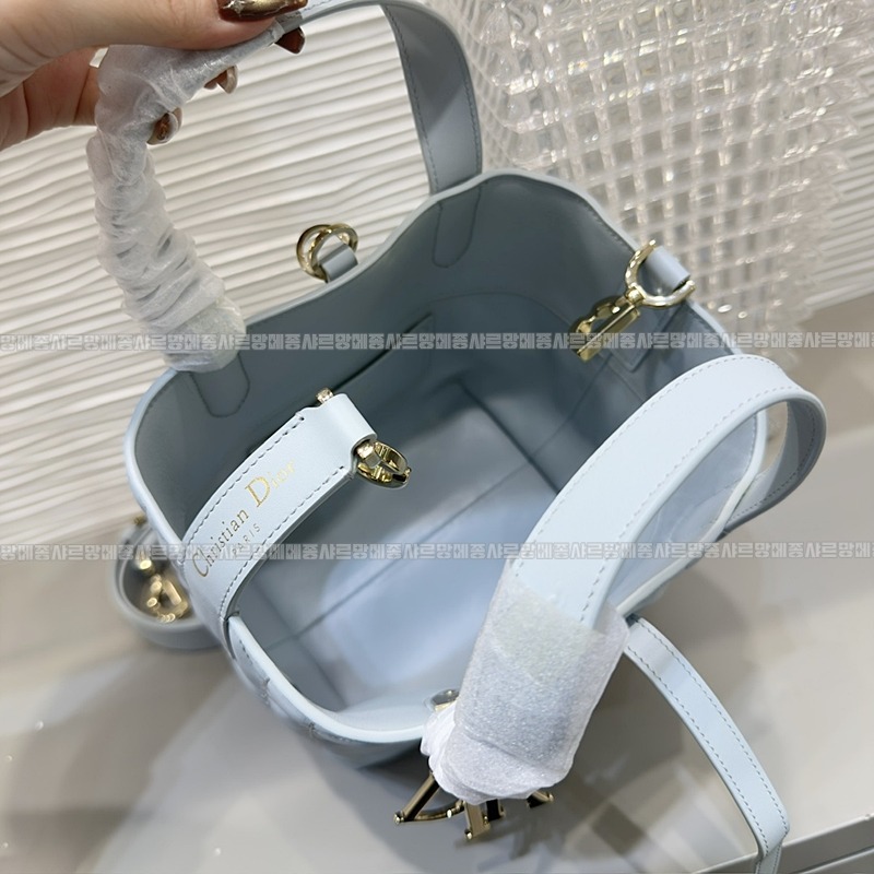 디올뚜주흐스몰버티컬토트백  20260407-141341-008루.jpg