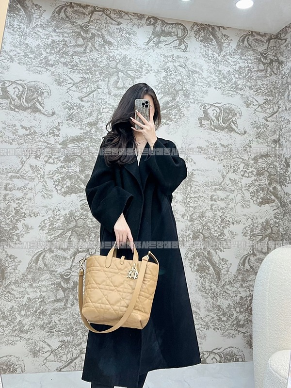 디올뚜주흐미디움버티컬토트백  20260407-142110-011루.jpg