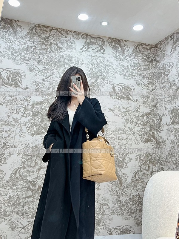 디올뚜주흐미디움버티컬토트백  20260407-142110-013루.jpg