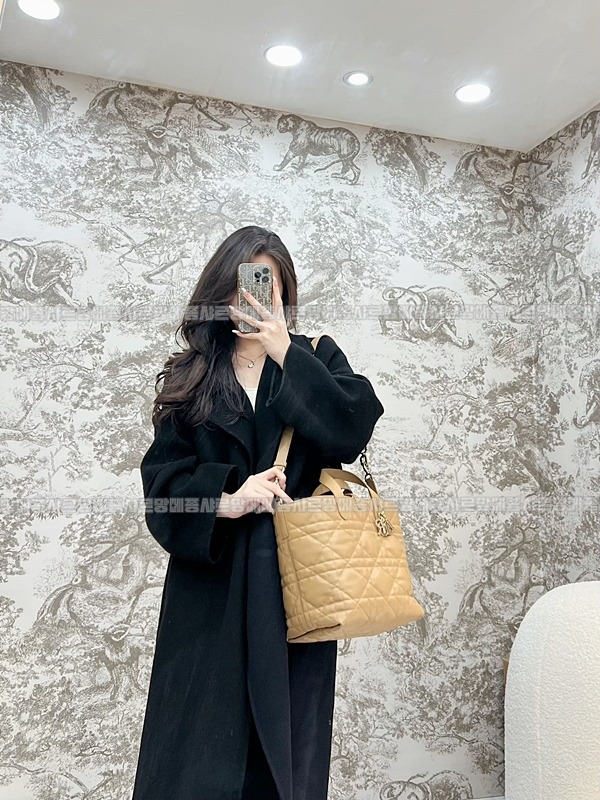 디올뚜주흐미디움버티컬토트백  20260407-142110-014루.jpg