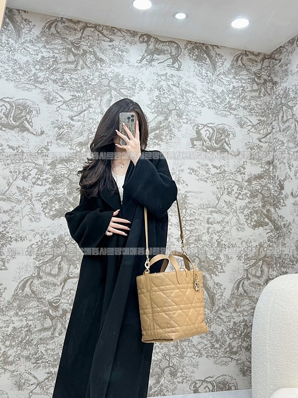 디올뚜주흐미디움버티컬토트백  20260407-142111-015루.jpg