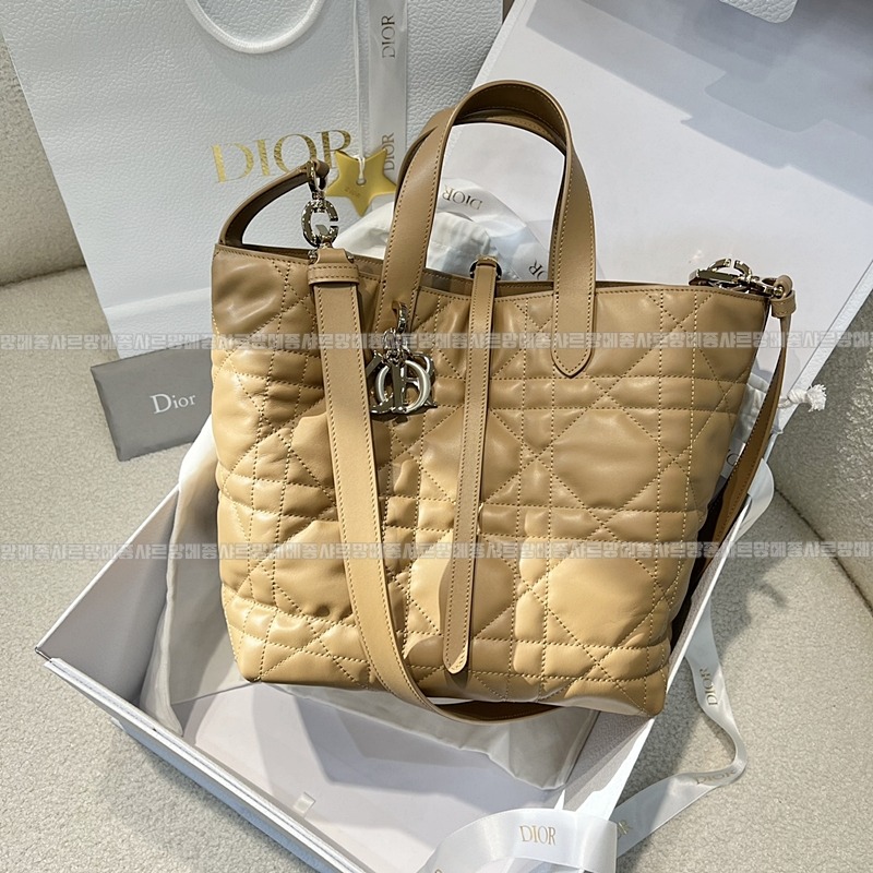 디올뚜주흐미디움버티컬토트백  20260407-142108-001루.jpg