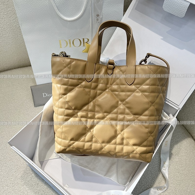 디올뚜주흐미디움버티컬토트백  20260407-142109-002루.jpg