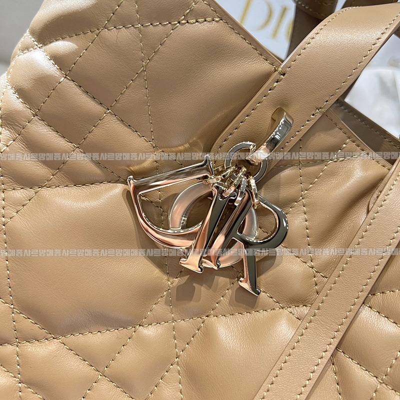 디올뚜주흐미디움버티컬토트백  20260407-142109-005루.jpg