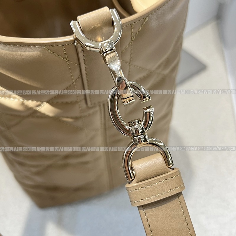 디올뚜주흐미디움버티컬토트백  20260407-142109-007루.jpg