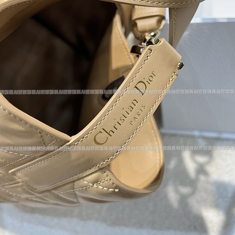 디올뚜주흐미디움버티컬토트백  20260407-142109-006루.jpg