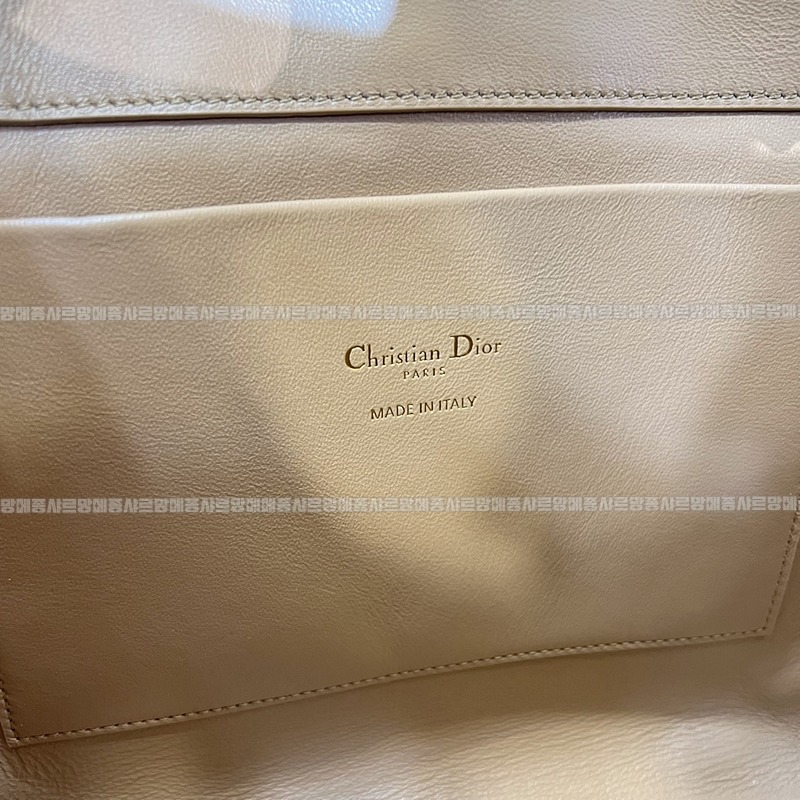 디올뚜주흐미디움버티컬토트백  20260407-142109-008루.jpg