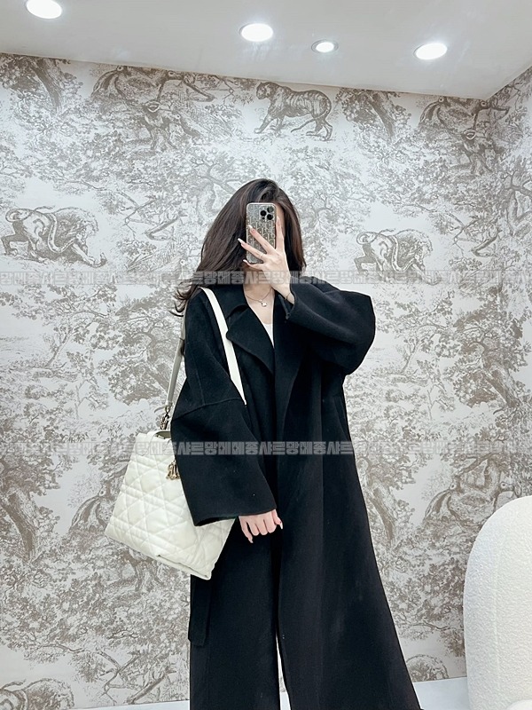 디올뚜주흐미디움버티컬토트백  20260407-142449-012루.jpg