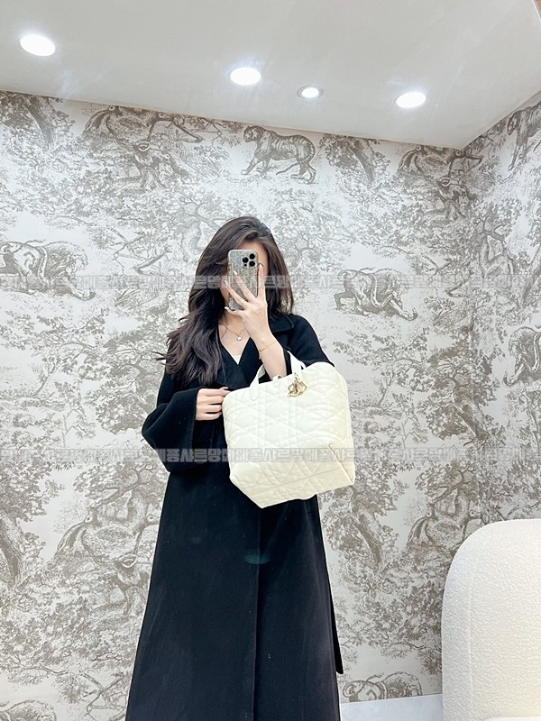 디올뚜주흐미디움버티컬토트백  20260407-142449-014루.jpg