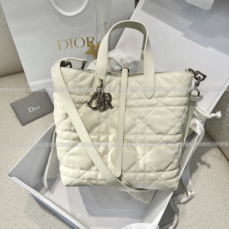 디올뚜주흐미디움버티컬토트백  20260407-142448-001루.jpg