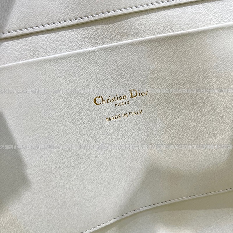 디올뚜주흐미디움버티컬토트백  20260407-142448-008루.jpg