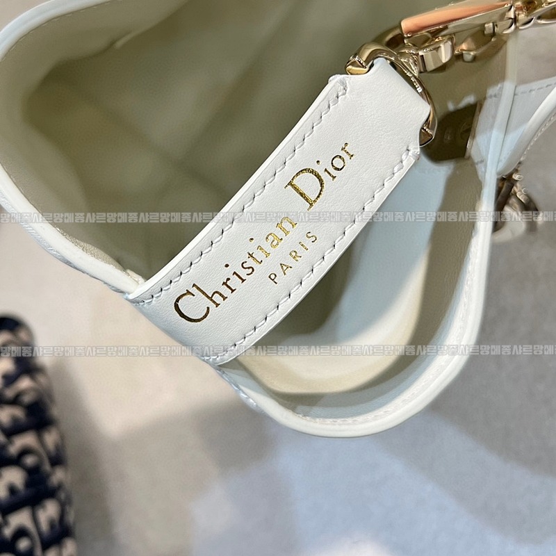 디올뚜주흐미디움버티컬토트백  20260407-142448-006루.jpg