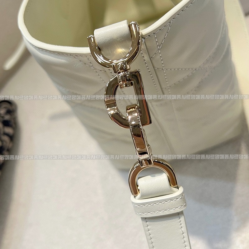 디올뚜주흐미디움버티컬토트백  20260407-142448-007루.jpg