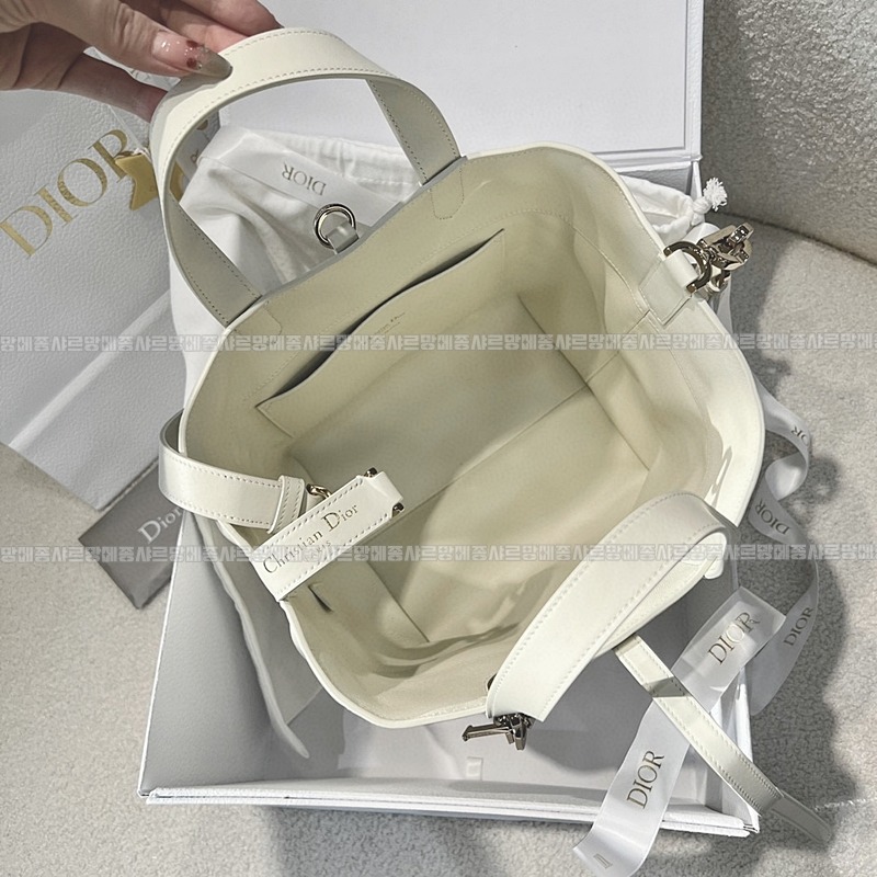 디올뚜주흐미디움버티컬토트백  20260407-142448-009루.jpg