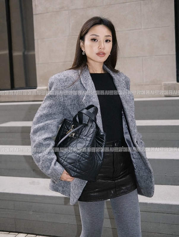 디올뚜주흐미디움버티컬토트백  20260407-142650-010루.jpg