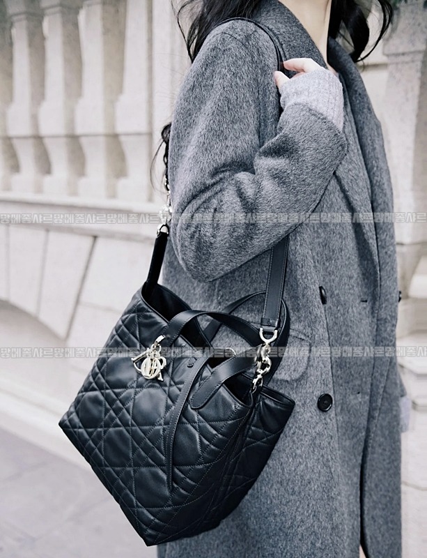 디올뚜주흐미디움버티컬토트백  20260407-142650-011루.jpg