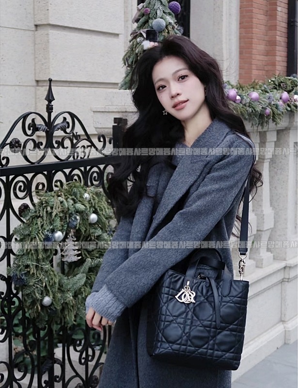 디올뚜주흐미디움버티컬토트백  20260407-142650-013루.jpg