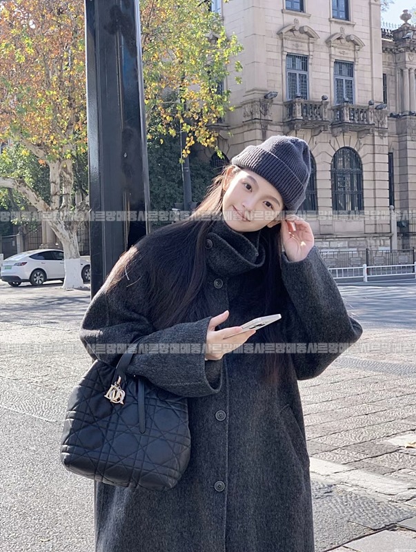 디올뚜주흐미디움버티컬토트백  20260407-142651-014루.jpg