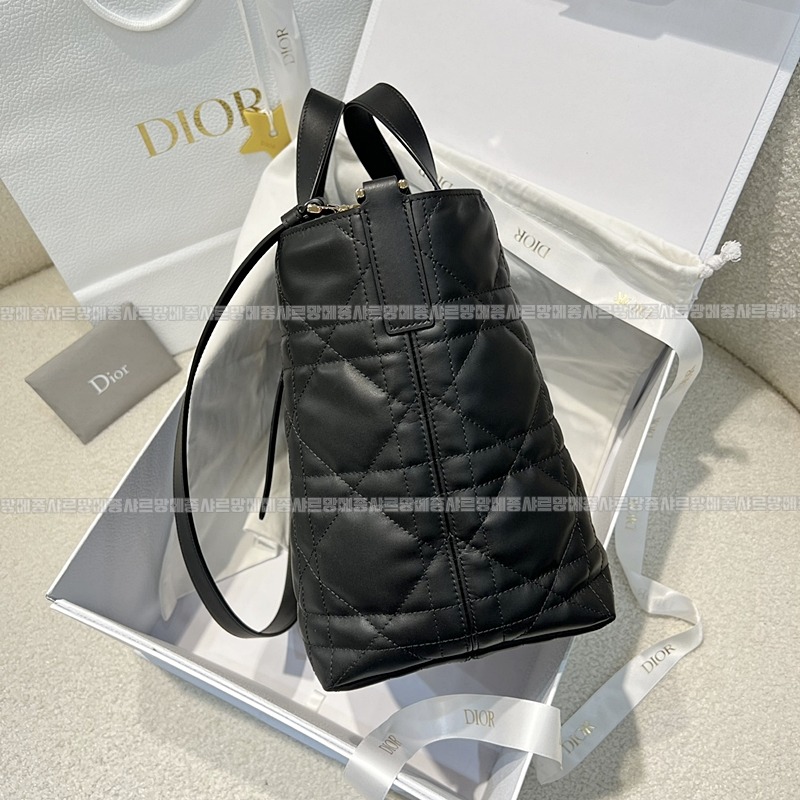 디올뚜주흐미디움버티컬토트백  20260407-142649-003루.jpg