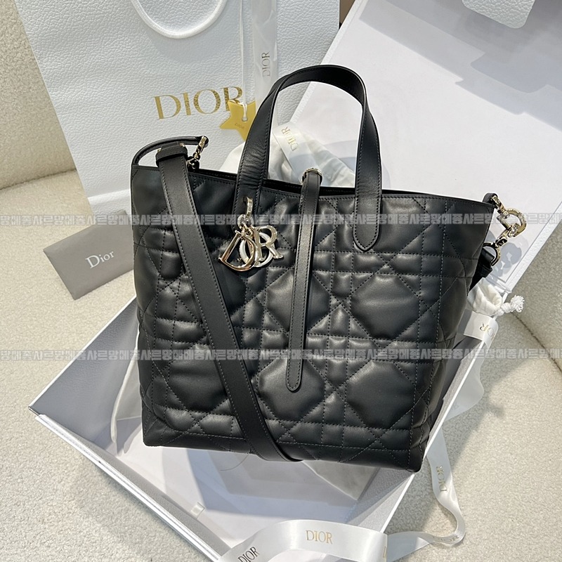 디올뚜주흐미디움버티컬토트백  20260407-142649-001루.jpg