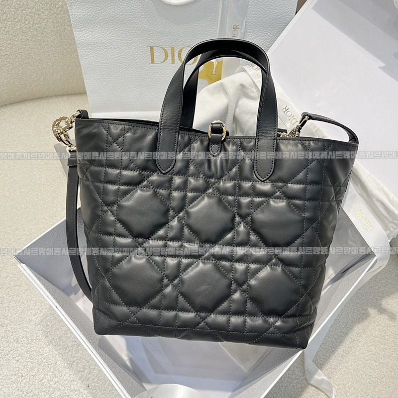 디올뚜주흐미디움버티컬토트백  20260407-142649-002루.jpg