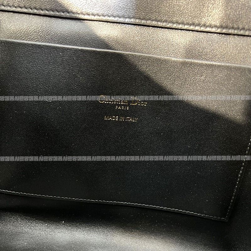 디올뚜주흐미디움버티컬토트백  20260407-142650-008루.jpg