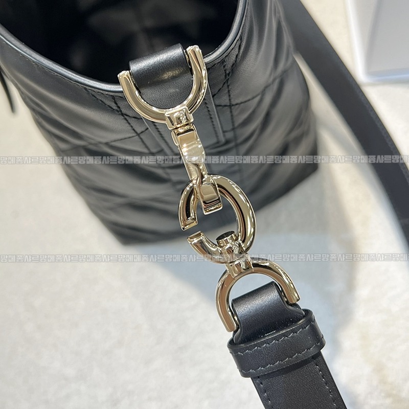 디올뚜주흐미디움버티컬토트백  20260407-142649-007루.jpg