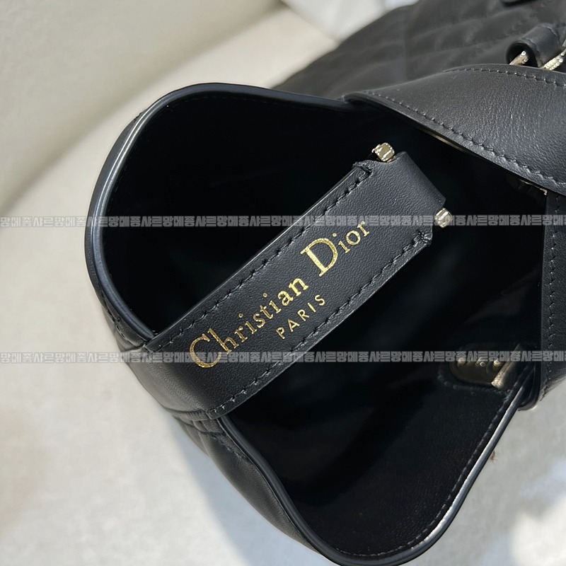 디올뚜주흐미디움버티컬토트백  20260407-142649-006루.jpg