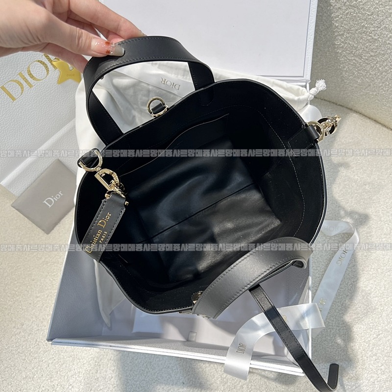 디올뚜주흐미디움버티컬토트백  20260407-142650-009루.jpg