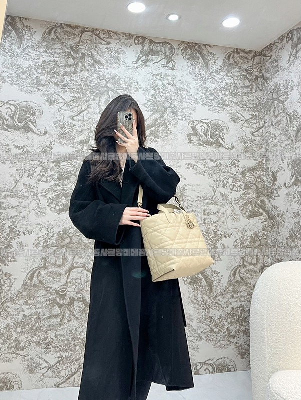 디올뚜주흐미디움버티컬토트백  20260407-142844-010루.jpg