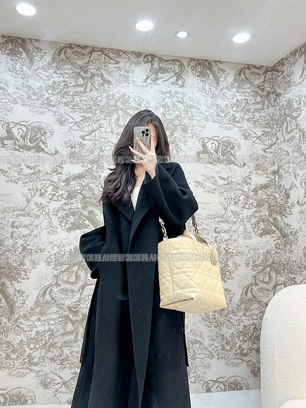 디올뚜주흐미디움버티컬토트백  20260407-142845-012루.jpg