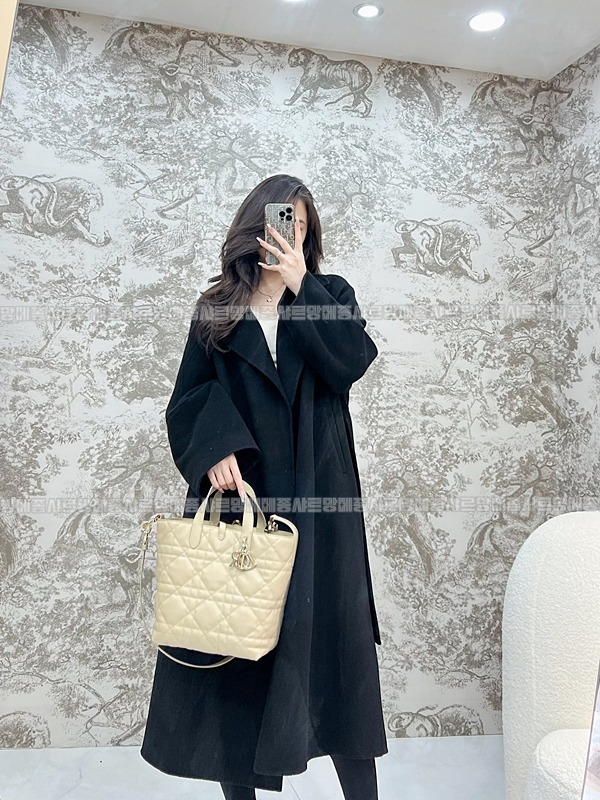 디올뚜주흐미디움버티컬토트백  20260407-142845-013루.jpg