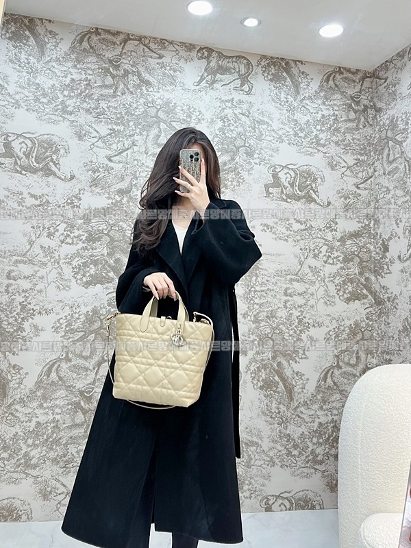 디올뚜주흐미디움버티컬토트백  20260407-142845-014루.jpg