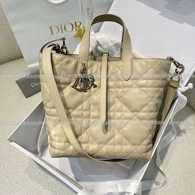 디올뚜주흐미디움버티컬토트백  20260407-142843-001루.jpg