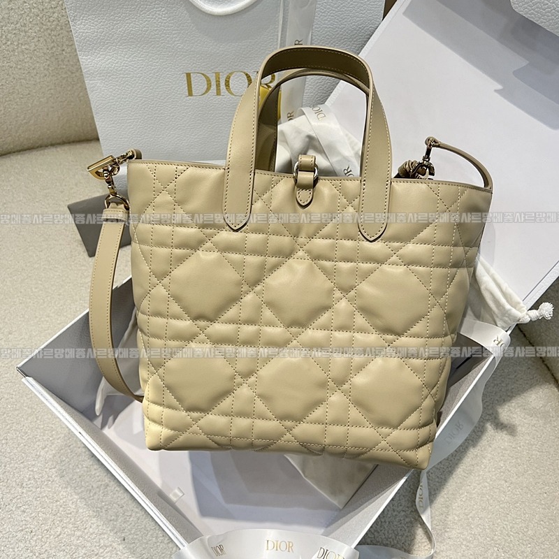 디올뚜주흐미디움버티컬토트백  20260407-142843-003루.jpg