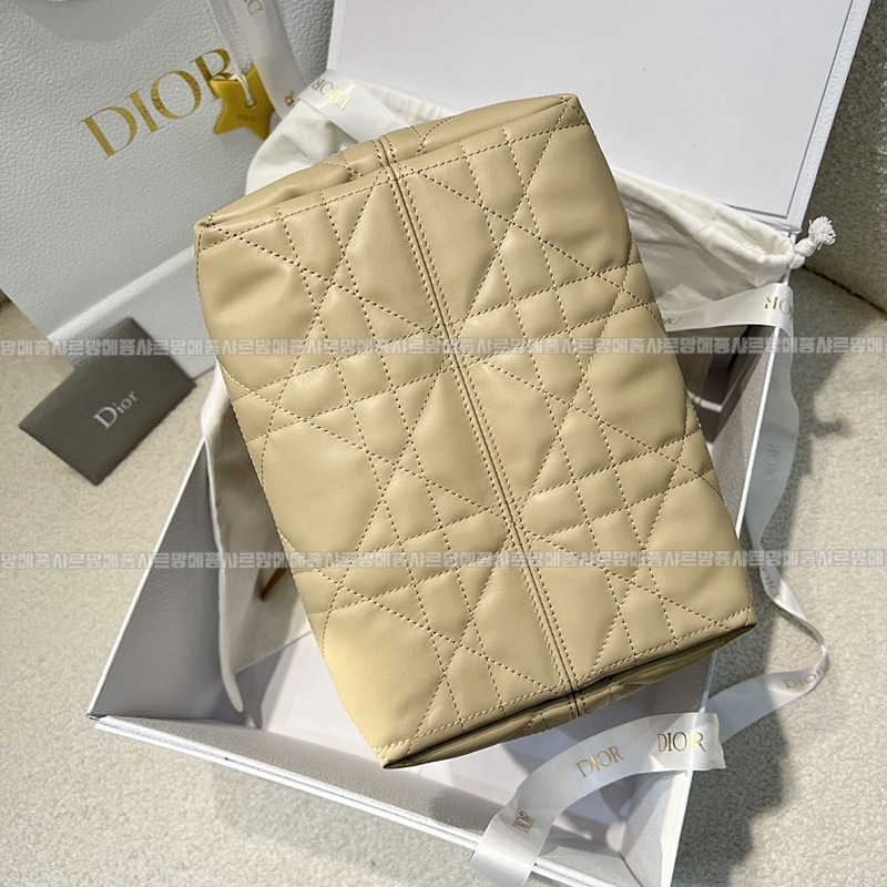 디올뚜주흐미디움버티컬토트백  20260407-142844-005루.jpg