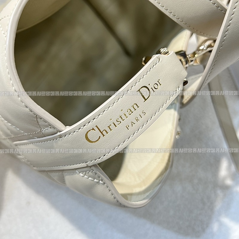 디올뚜주흐미디움버티컬토트백  20260407-142844-006루.jpg