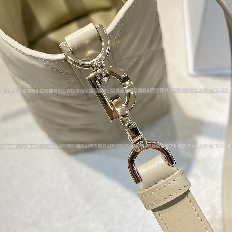 디올뚜주흐미디움버티컬토트백  20260407-142844-007루.jpg