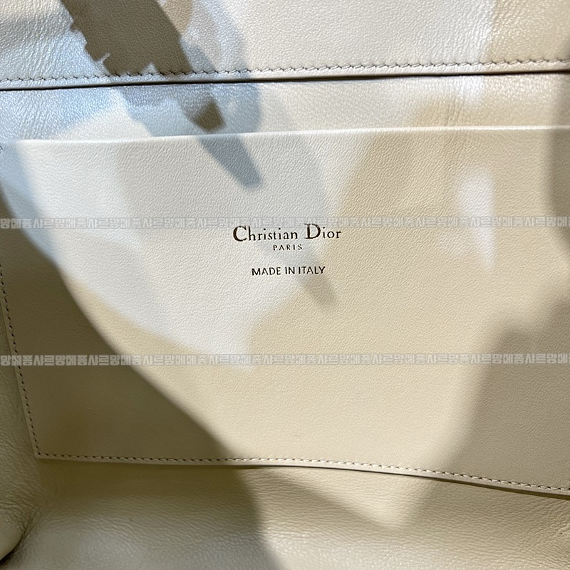 디올뚜주흐미디움버티컬토트백  20260407-142844-008루.jpg