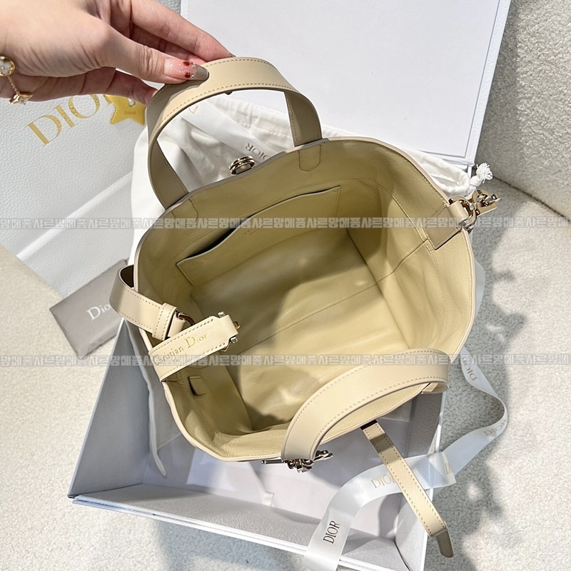 디올뚜주흐미디움버티컬토트백  20260407-142844-009루.jpg