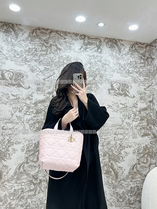 디올뚜주흐미디움버티컬토트백  20260407-143036-012루.jpg