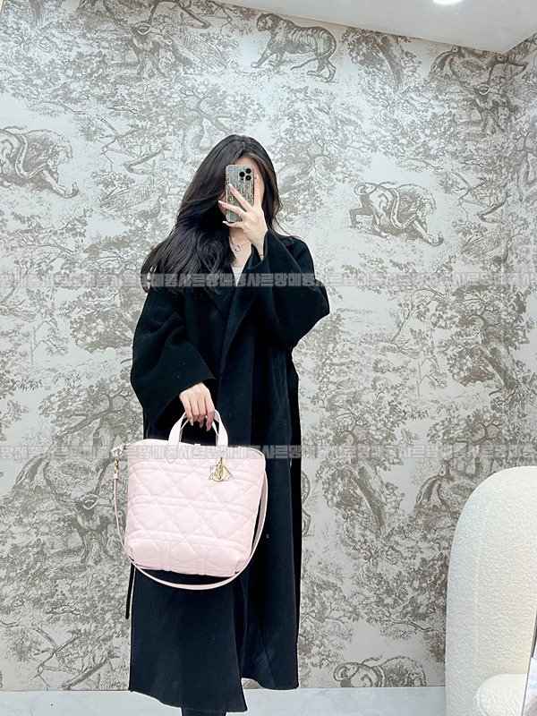 디올뚜주흐미디움버티컬토트백  20260407-143036-011루.jpg