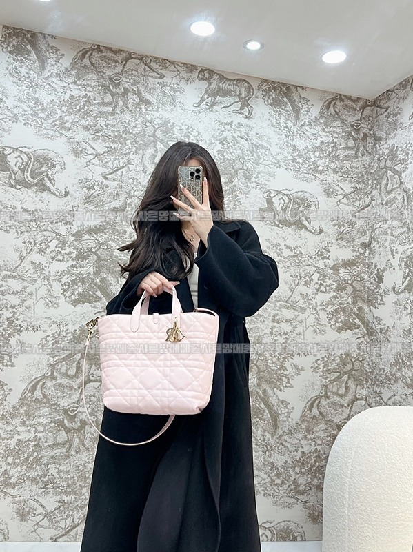 디올뚜주흐미디움버티컬토트백  20260407-143037-015루.jpg