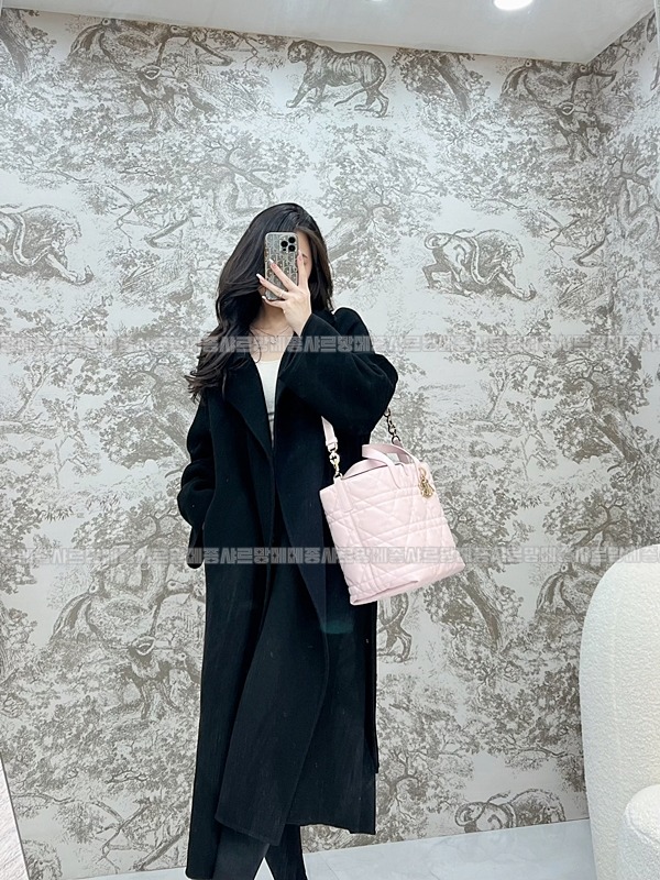 디올뚜주흐미디움버티컬토트백  20260407-143037-013루.jpg