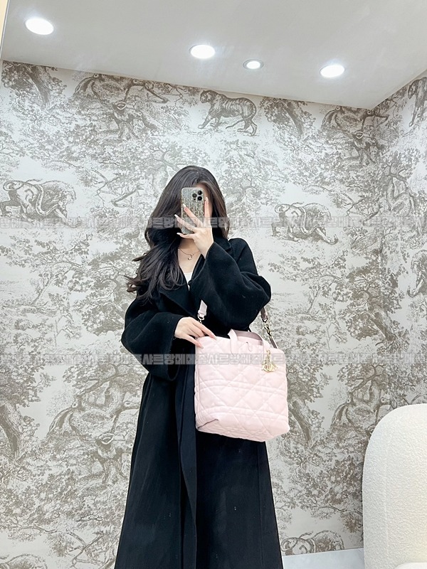 디올뚜주흐미디움버티컬토트백  20260407-143037-014루.jpg