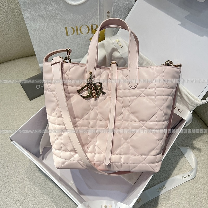 디올뚜주흐미디움버티컬토트백  20260407-143035-001루.jpg