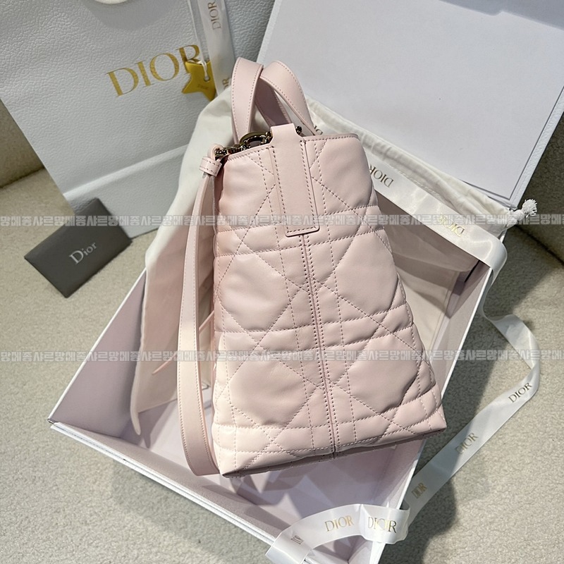 디올뚜주흐미디움버티컬토트백  20260407-143035-004루.jpg