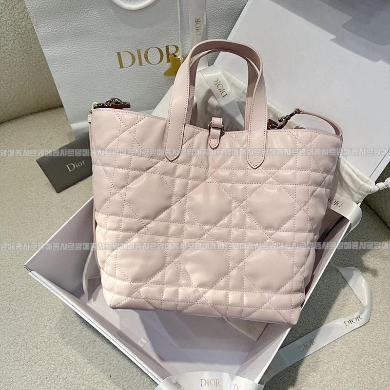 디올뚜주흐미디움버티컬토트백  20260407-143035-003루.jpg