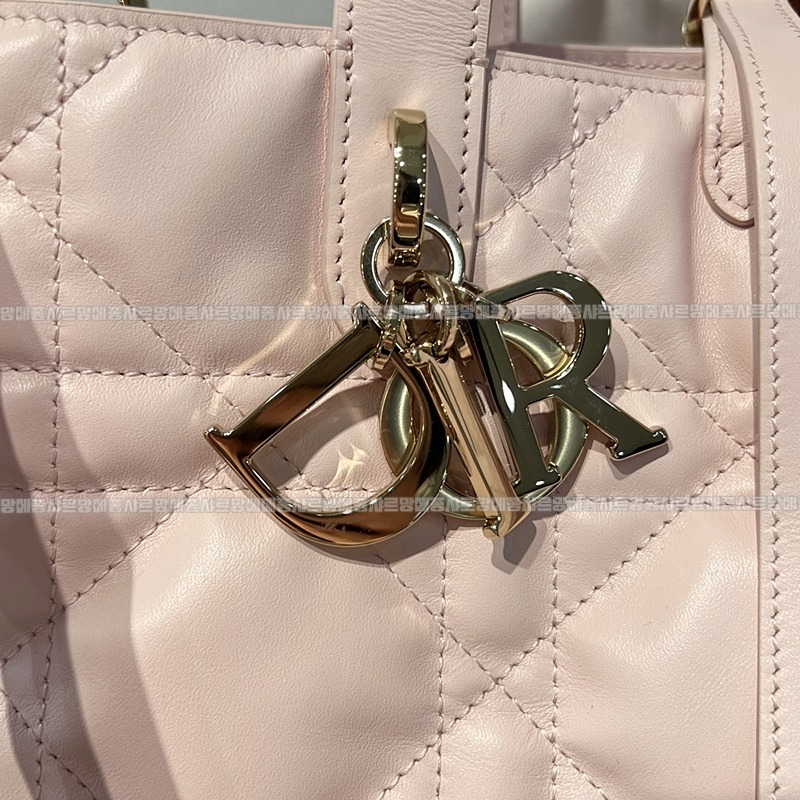 디올뚜주흐미디움버티컬토트백  20260407-143035-002루.jpg