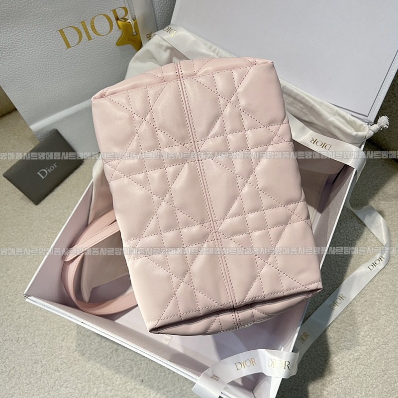 디올뚜주흐미디움버티컬토트백  20260407-143035-005루.jpg